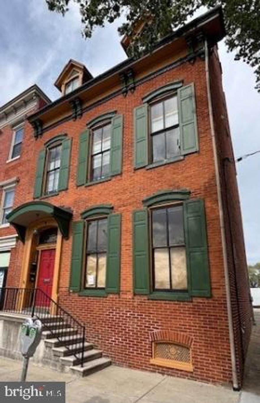 2nd floor 1 bedroom apartment with 1 full bath. Spacious main room and kitchen with gas stove and refrigerator. Great downtown location convenient to restaurants, shopping and entertainment. 1 parking space included.