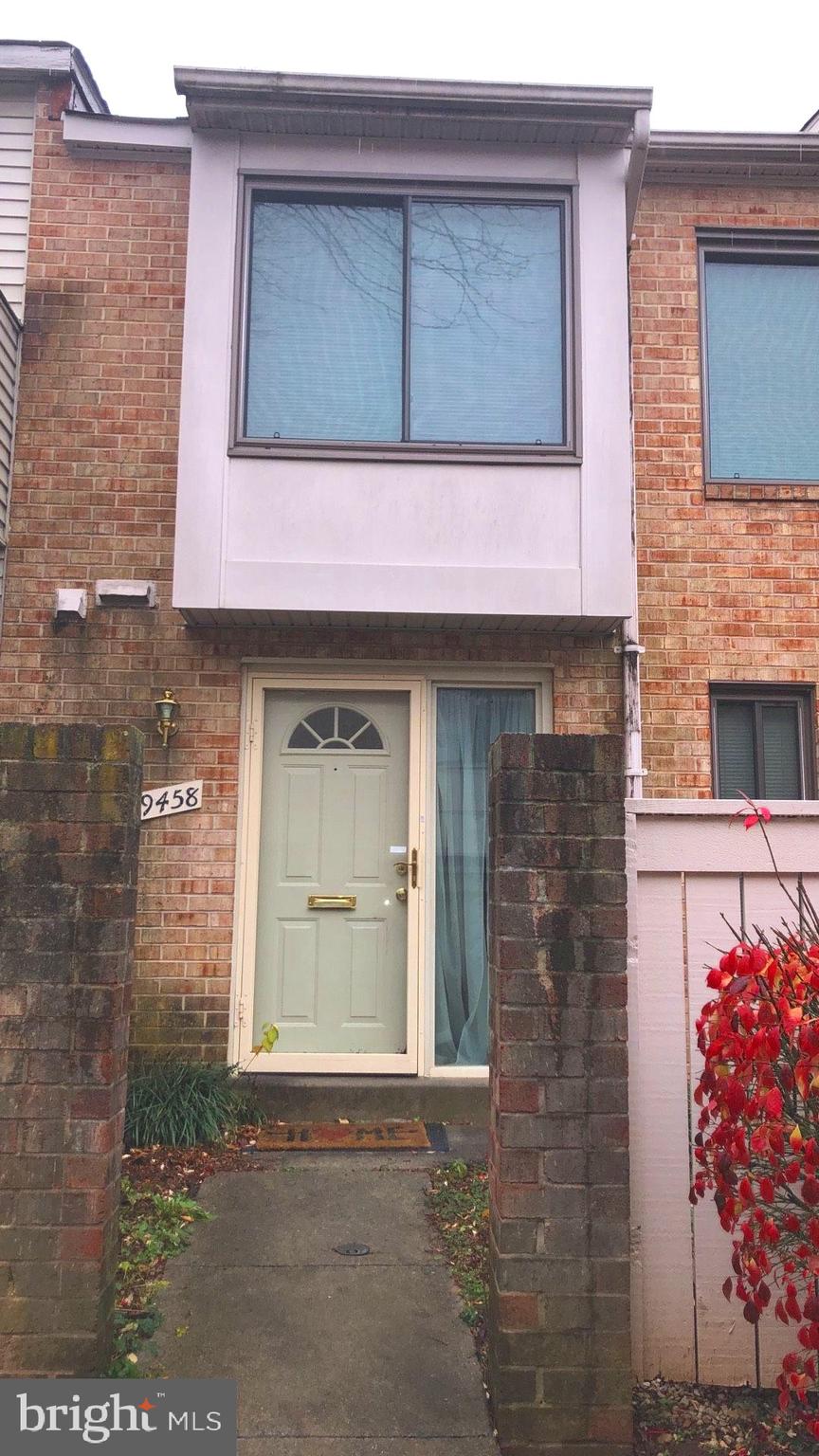 WELL MAINTAINED TOWN HOUSE IN THOMAS CHOICE 2 BEDROOMS, 1 BATH.
CLOSE TO RIDE ON, METRO, SHOPPING, RESTAURANTS AND MORE.