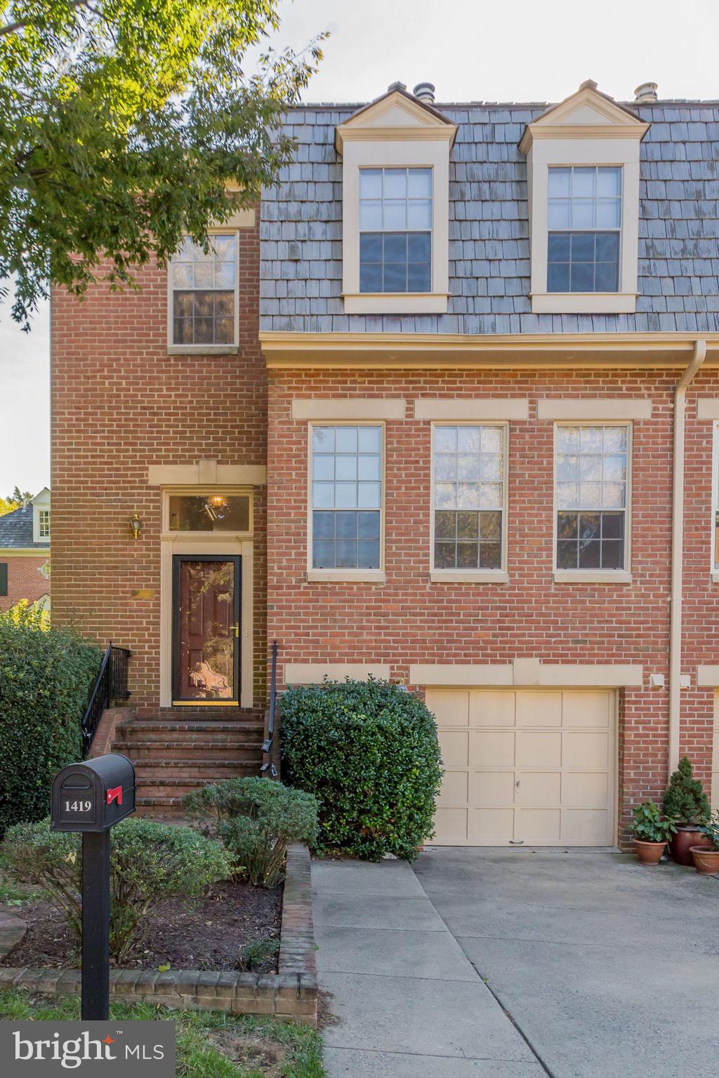 MCLEAN MEWS - Residential Lease