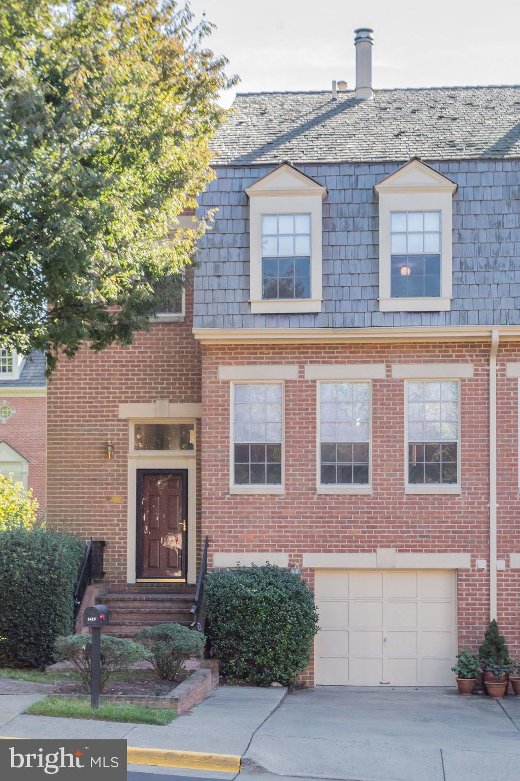 MCLEAN MEWS - Residential Lease