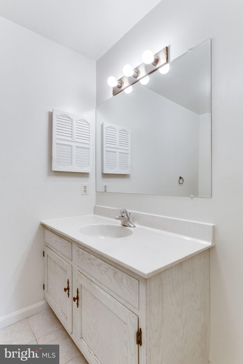 MCLEAN MEWS - Residential Lease