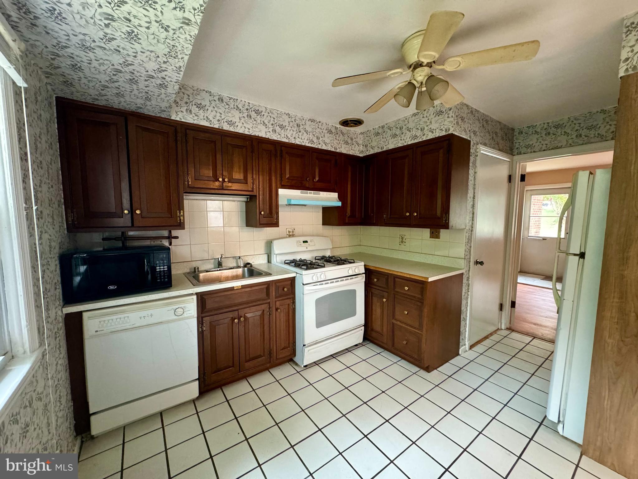 UNIVERSITY ESTATES - Residential Lease