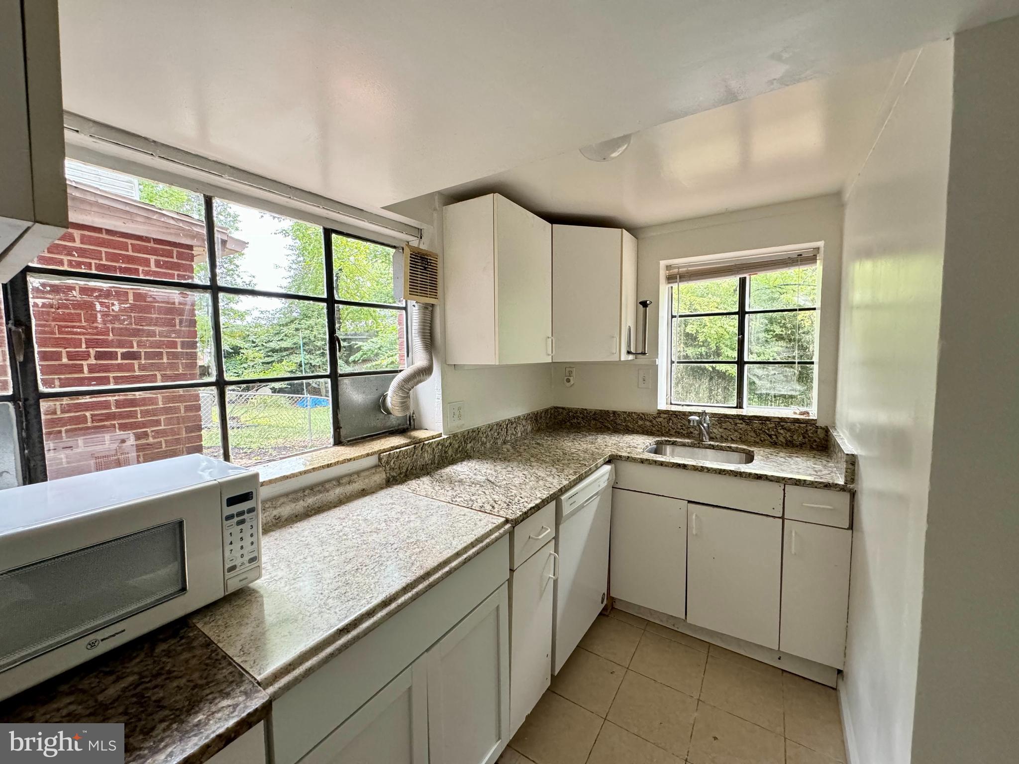 UNIVERSITY ESTATES - Residential Lease