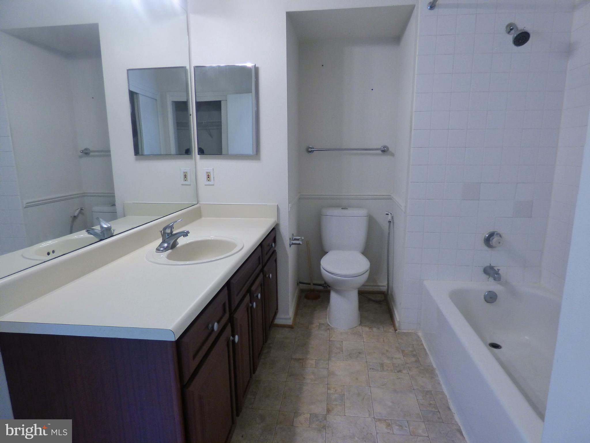 PENDERBROOK SQUARE CONDOMINIUMS - Residential Lease