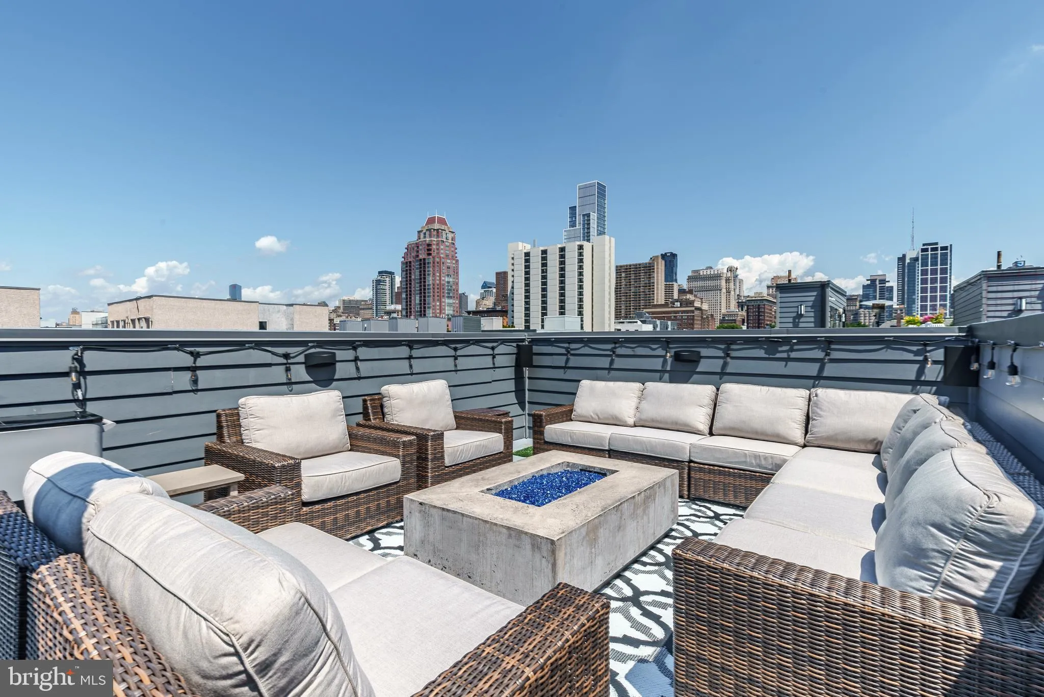 Philadelphia, Pennsylvania 19147, United States, 3 Bedrooms Bedrooms, ,4 BathroomsBathrooms,Residential,Active,208198