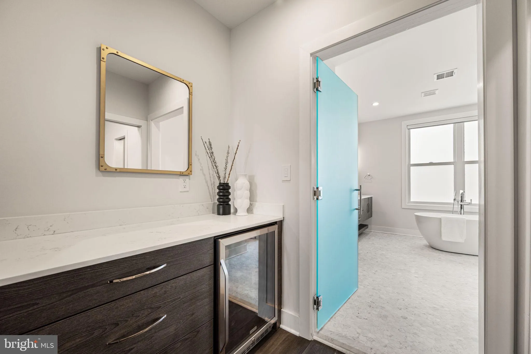 Philadelphia, Pennsylvania 19147, United States, 3 Bedrooms Bedrooms, ,4 BathroomsBathrooms,Residential,Active,208198