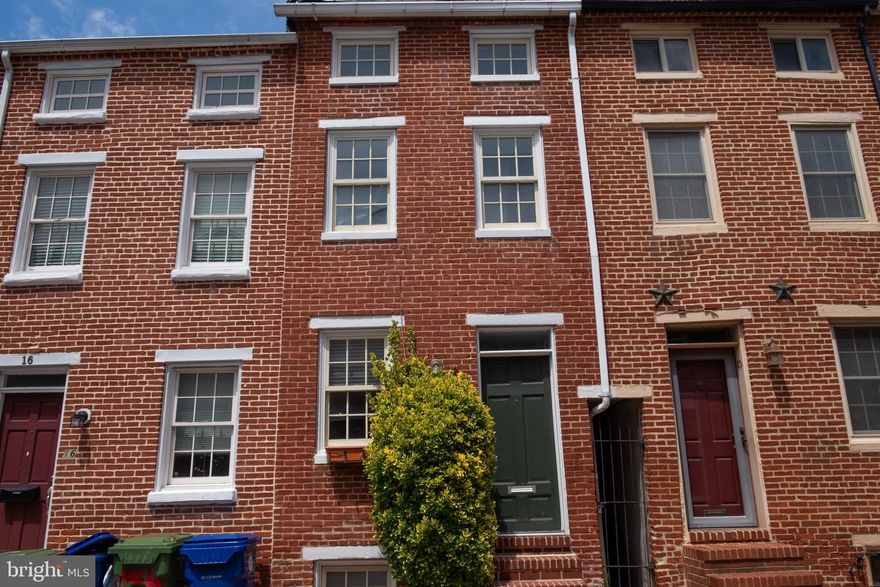 This is an absolutely exquisite architectural jewel, a one of a kind renovation by the previous owner/architect. Features high beamed ceilings, partial 3-story open design, lovely kit with granite counters, ss appliances, two master suites plus 2nd flr den with built-in custom cabinetry/shelving. Elegant pine flooring, concrete vanity tops, glass tiled baths, 3rd level deck overlooking City skyline. Not to be missed!