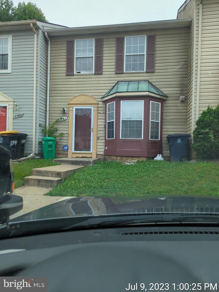 Bank owned ready for your updates.  Back on the market.  Financing fell through.  Palmerwood nrighbohood. 3 bedroom, 2 full bathrooms with private back yard..  "AS IS" and bank addenda needed. Located near Fed Ex Field, Community College, Sports and major travel routes.