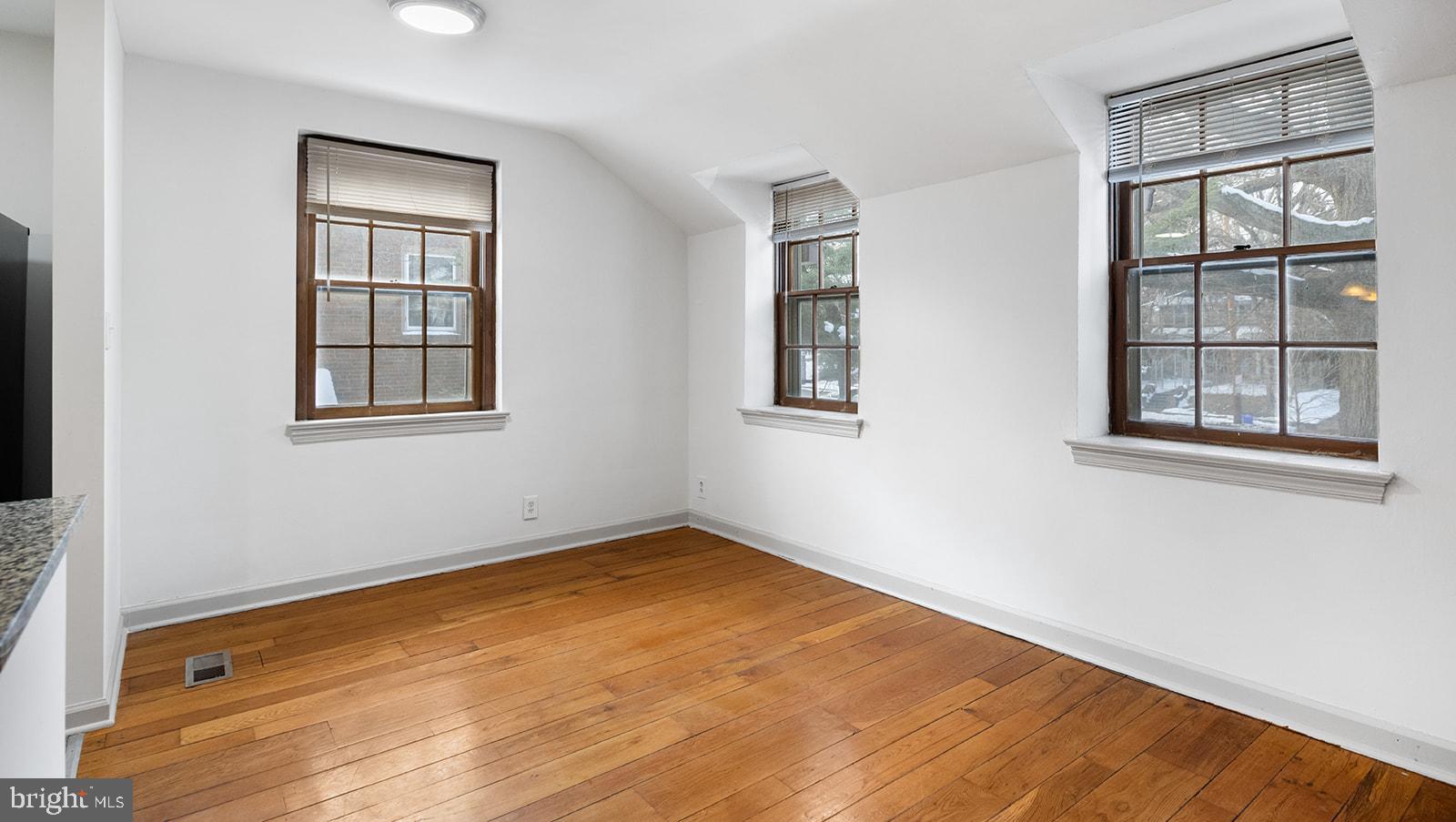 EAST FALLS - Residential Lease