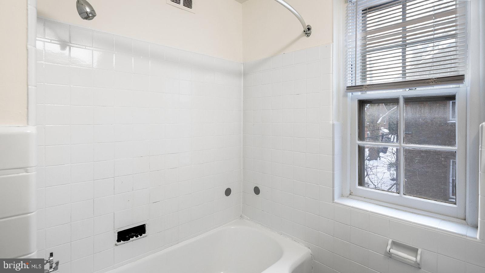 EAST FALLS - Residential Lease