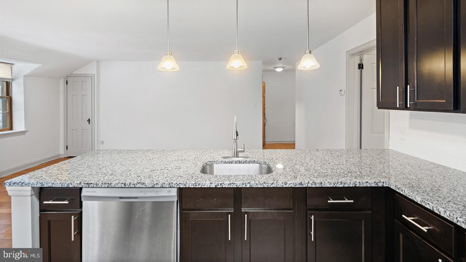 EAST FALLS - Residential Lease