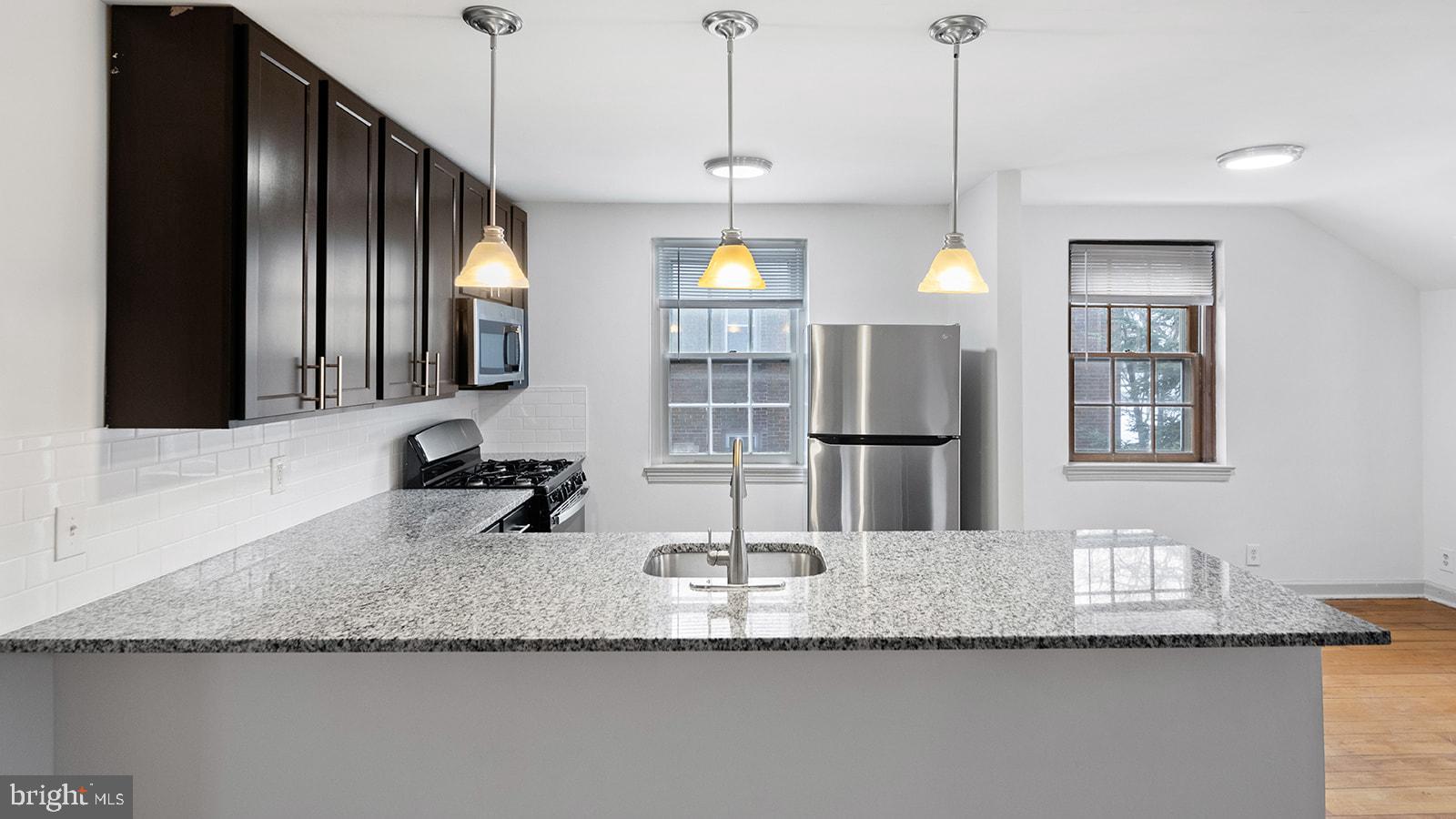 EAST FALLS - Residential Lease