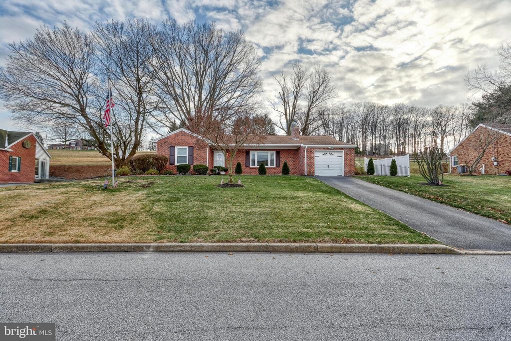 Photo of 234 W Ore Street, SEVEN VALLEYS, PA 17360 (MLS # PAYK2094610)