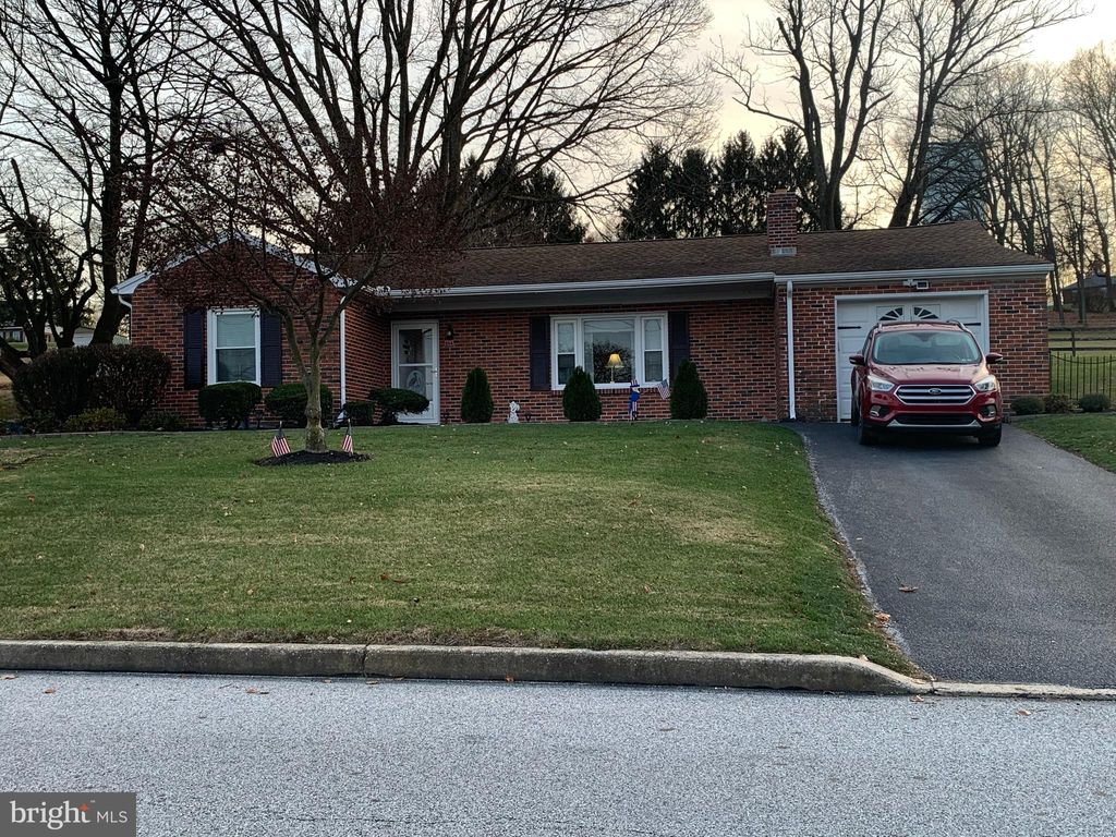 Photo of 234 W Ore Street, SEVEN VALLEYS, PA 17360 (MLS # PAYK2094610)