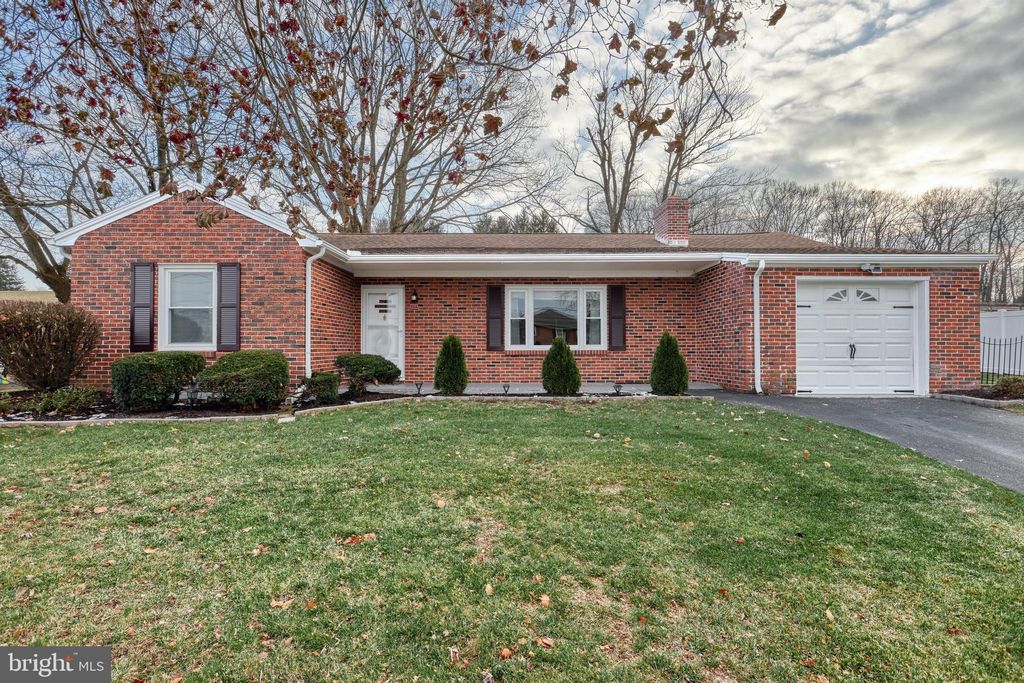 Photo of 234 W Ore Street, SEVEN VALLEYS, PA 17360 (MLS # PAYK2094610)