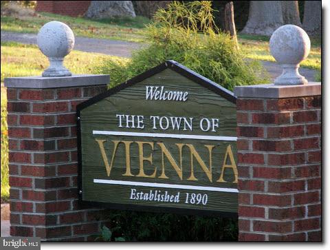 COURTS OF TYSONS - Residential Lease