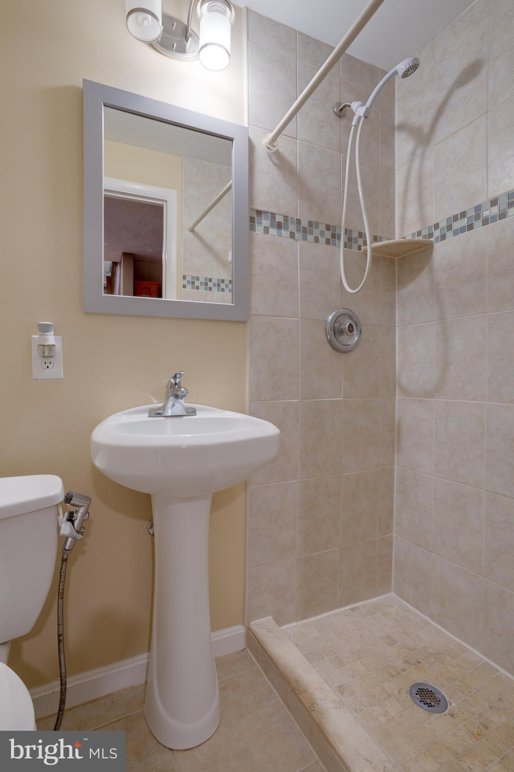 COURTS OF TYSONS - Residential Lease