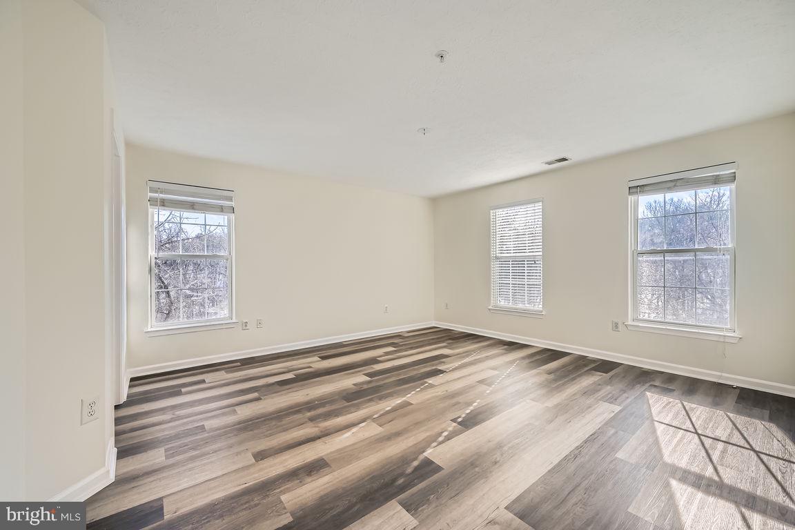 NEW TOWN - Residential Lease