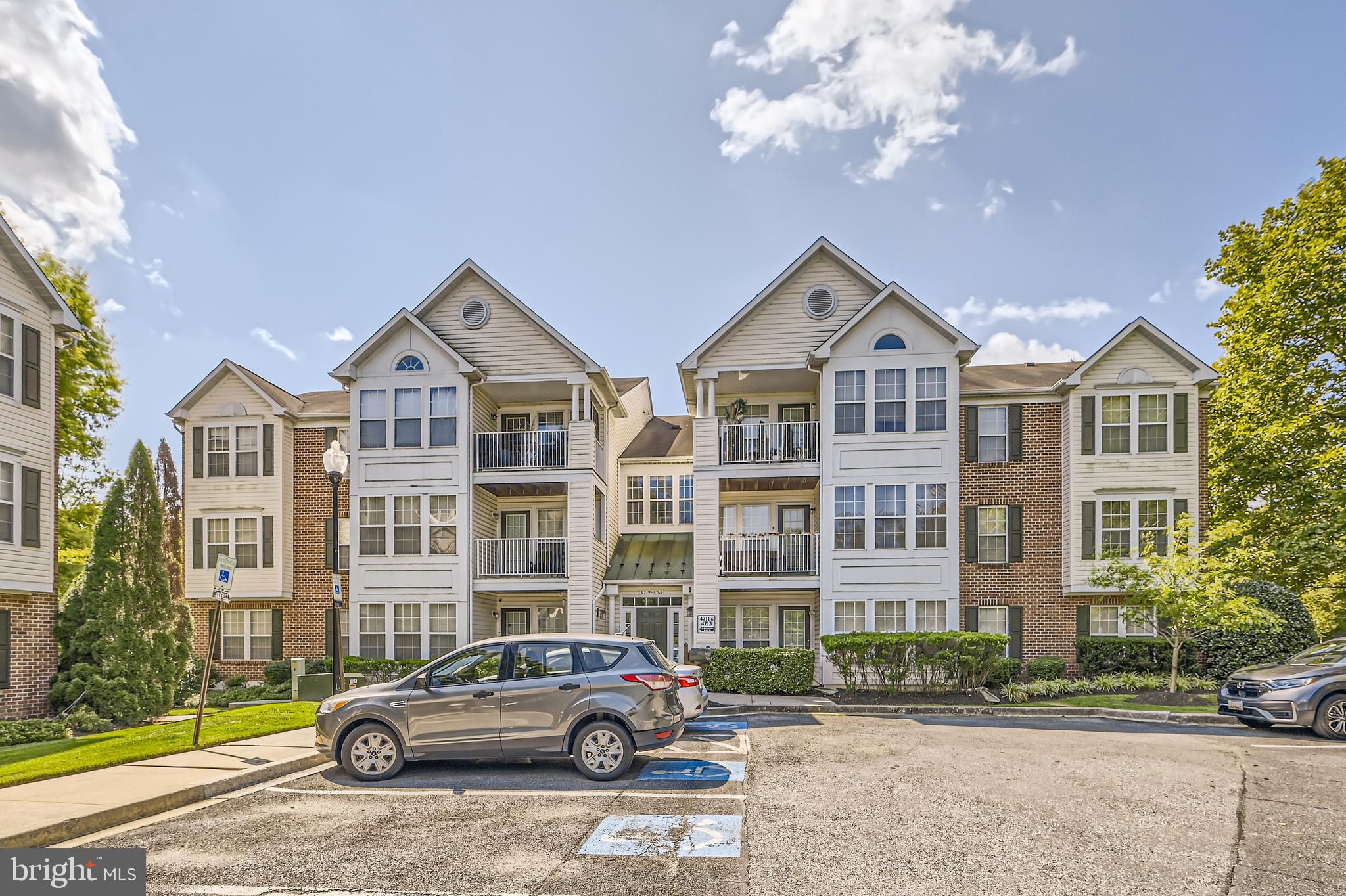 NEW TOWN - Residential Lease