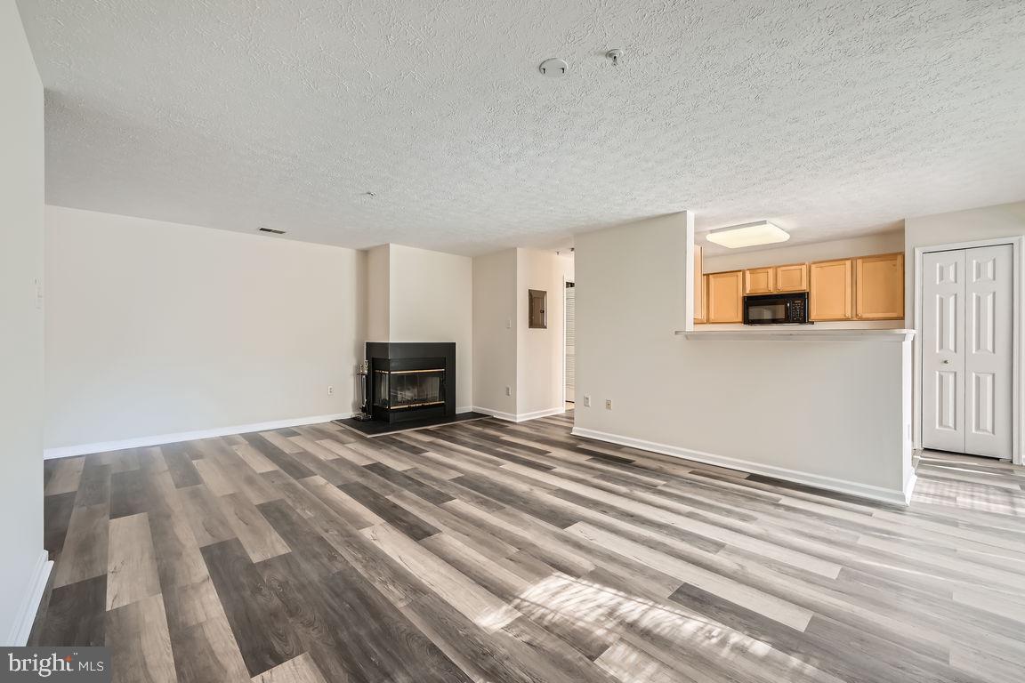 NEW TOWN - Residential Lease