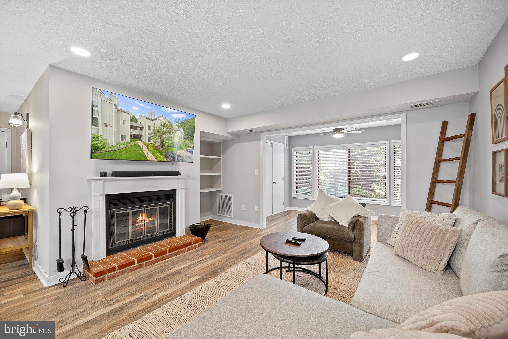 HUNTERS CROSSING - Residential