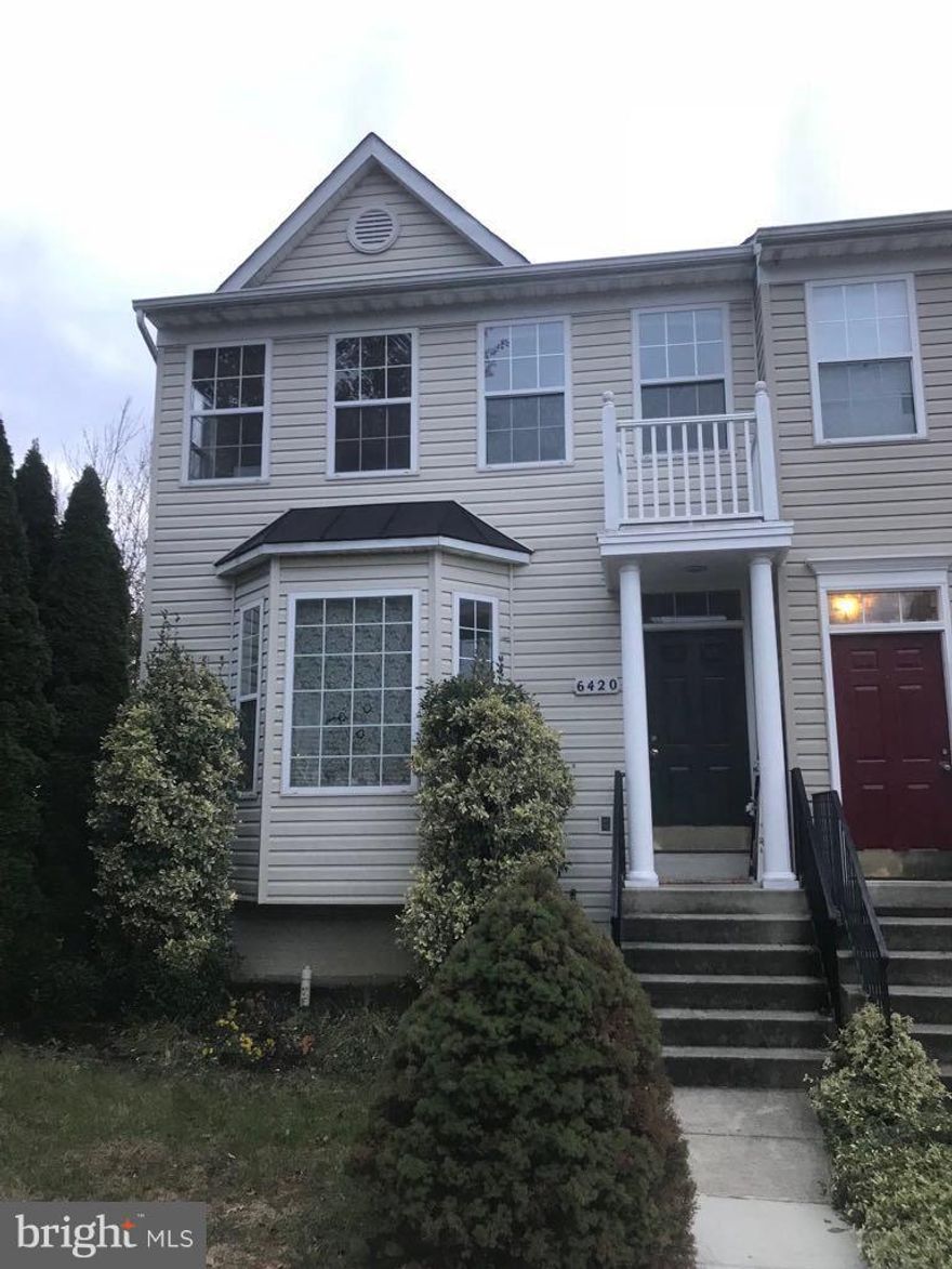 BIG PRICE IMPROVEMENT!!!LOCATION!!!CHARMING 4 BR 3 F/BATH END UNIT TH W/ 3 FINISHED LEVELS IN THE KINGSTOWNE.*BRIGHT LIV RM..EAT-IN KIT, W/WALKOUT TO COMPOSITE DECK BACKING TO THE TREES. *BAY WINDOW, FRESHLY PAINTED, SPECIOUS MBR SUITE W/SOAKING TUB/SEP SHWR, WALKI-IN CLOSET & VAULTED CEILINGS. 2FT EXTS. WALKOUT LL W/EXTRA ROOM & FULL BATH W/A DOOR TO THE FENCED BACKYARD.*