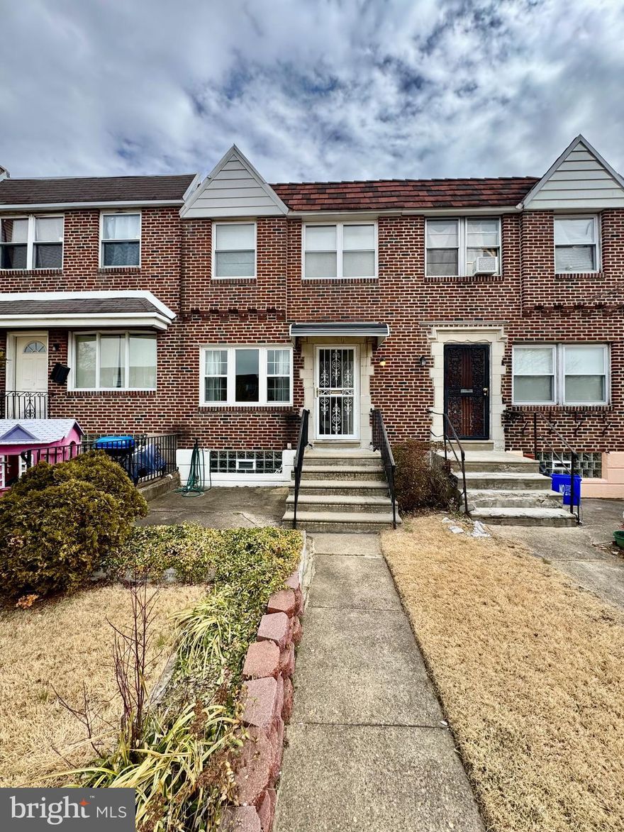 Live at 6555 Walnut Park Dr, a spacious 3-bedroom, 1-bath home in East Oak Lane! This charming property features a bright and inviting layout, with a well-equipped kitchen that includes a fridge, oven, and microwave. Enjoy the convenience of a washer and dryer in the basement, plus an included garage for extra storage or parking. Pets are welcome, making this a great option for families or pet owners. Don’t miss out on this fantastic home—schedule your showing today!