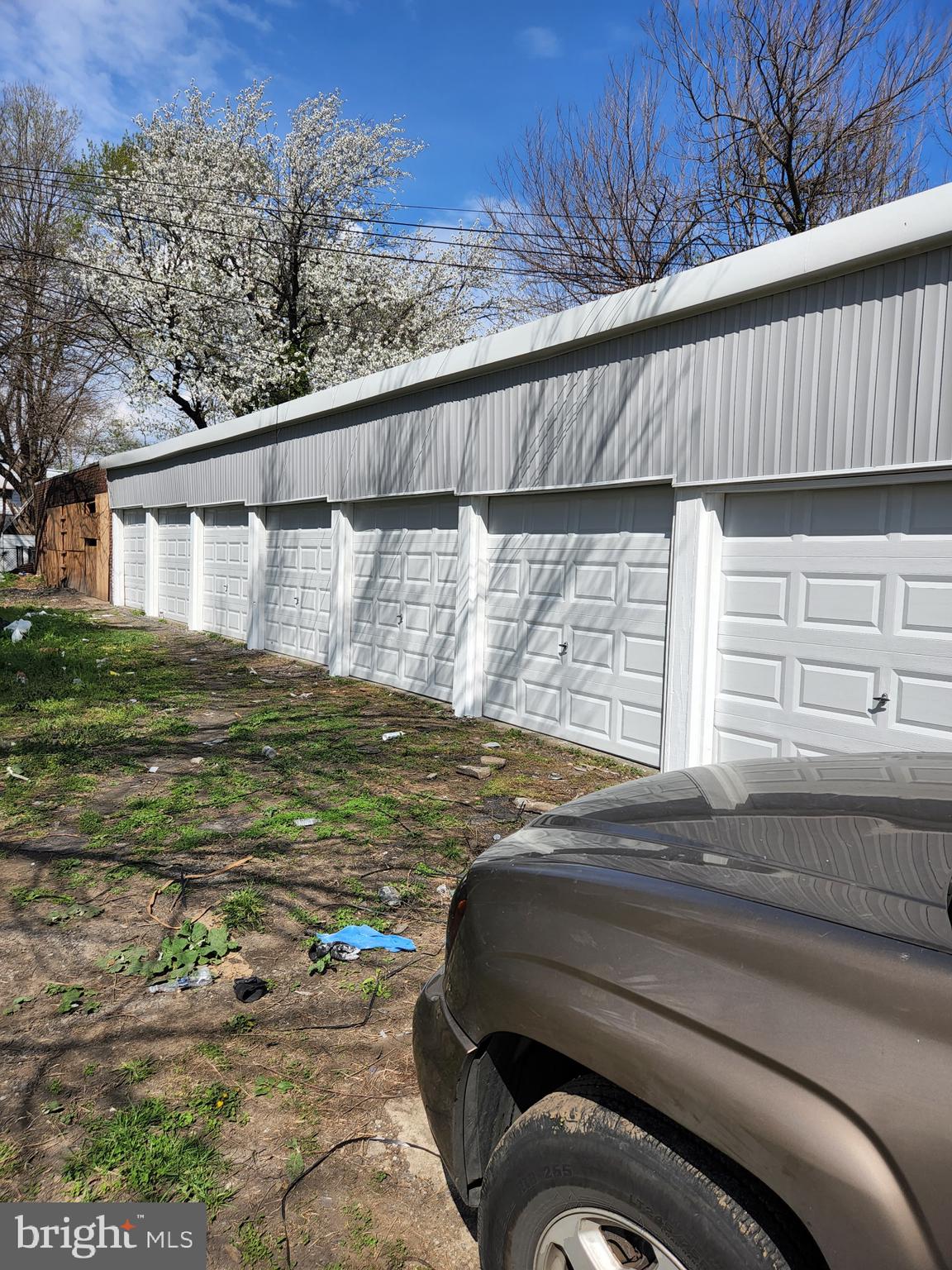 Unique property for variety of businesses and development. 21 Garages with new roof, new door frames doors, new siding and walls. Located in the middle of residential district which mat allow for mix use re-zoning or variance. Automotive businesses nearby. Great for storage rental etc.
LARGE front land area. Garages set deep in at the end line of property. Very good positioning.