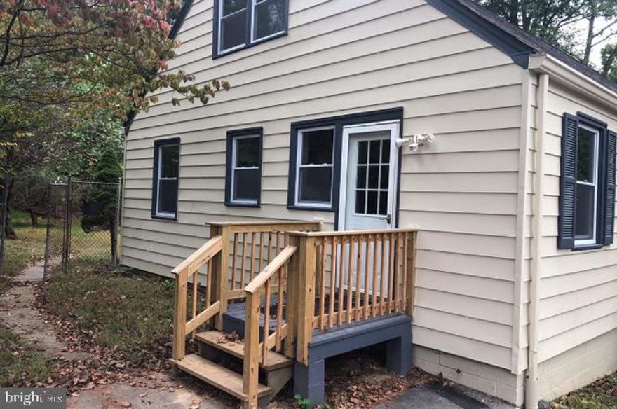 Beautiful newly Renovated 3 bedroom 2 full bath Townhouse for rent

The house has 2 floors and master bedroom with large full size bedroom occupies the upper level. The lower entry level has two bedroom and full bathroom. Bedroom on entry level has a sunroom off the bedroom. Lots of closet space for storage. Kitchen has door that leads in yard with a small deck. Carpet, Hardwood floor, central heating and air, stainless steel appliance, W/D, Large front and back yard. Back yard is fences in. This home has all you need and more.