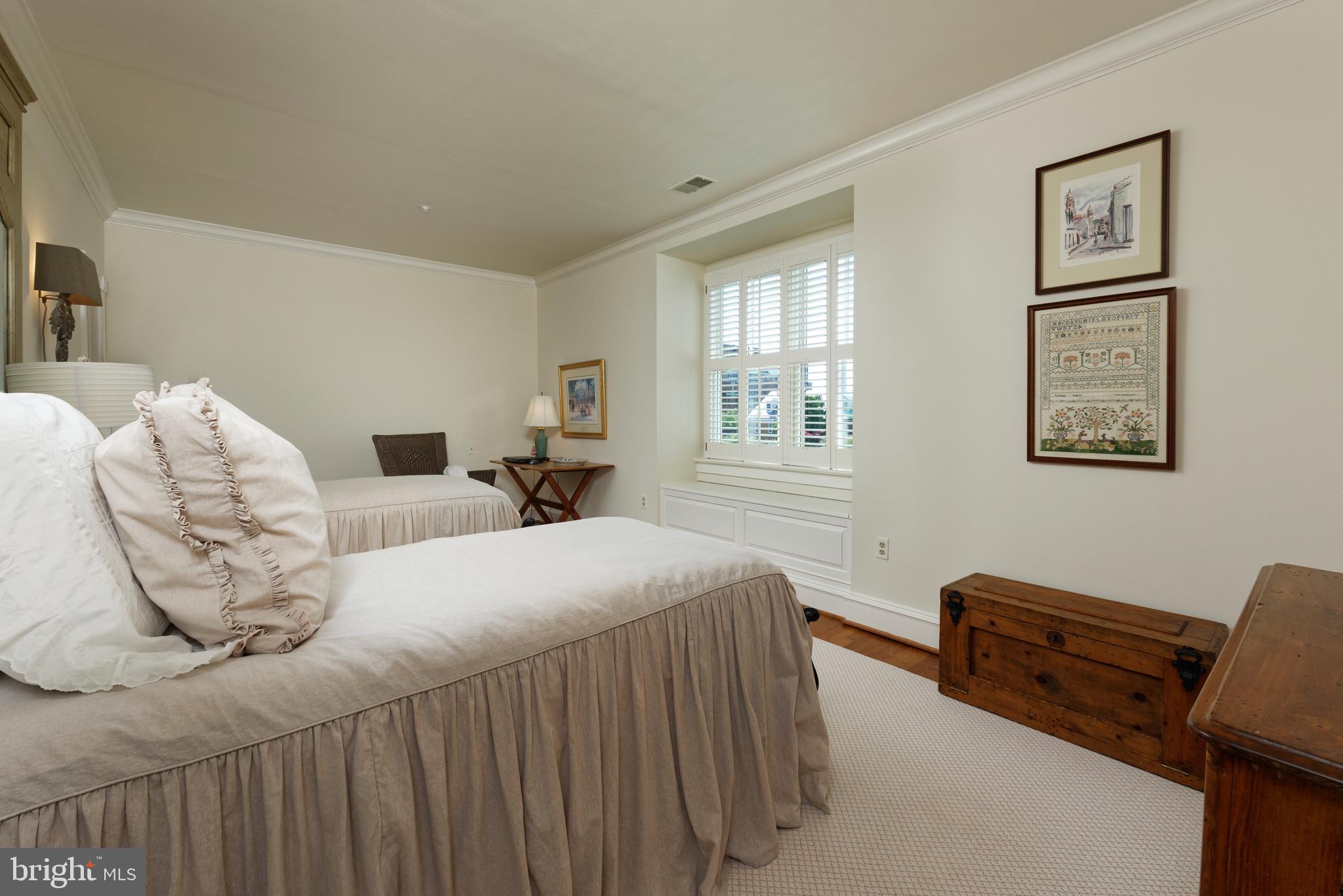 QUEENS ROW - Residential