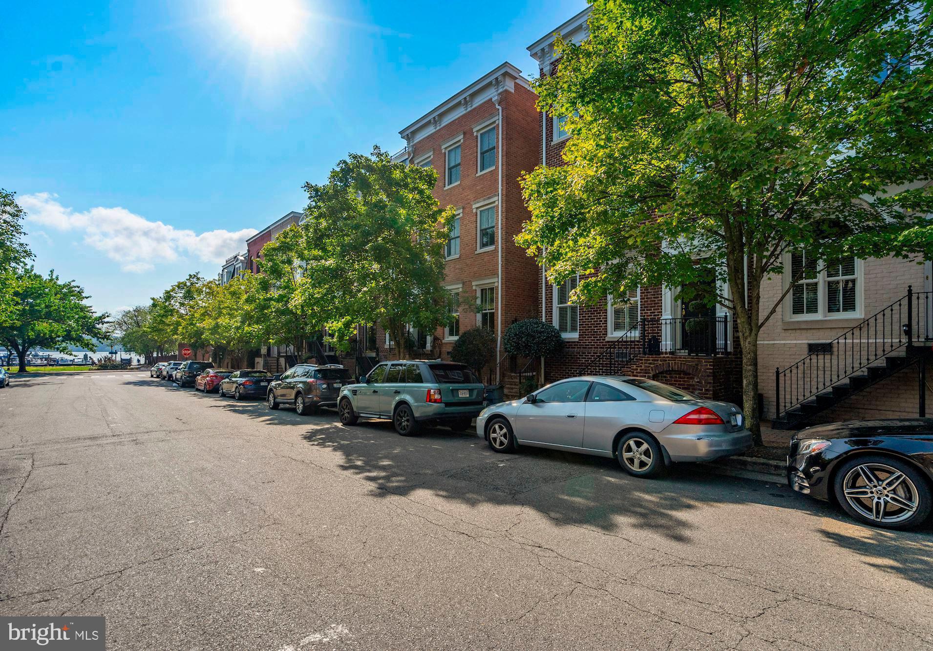 QUEENS ROW - Residential