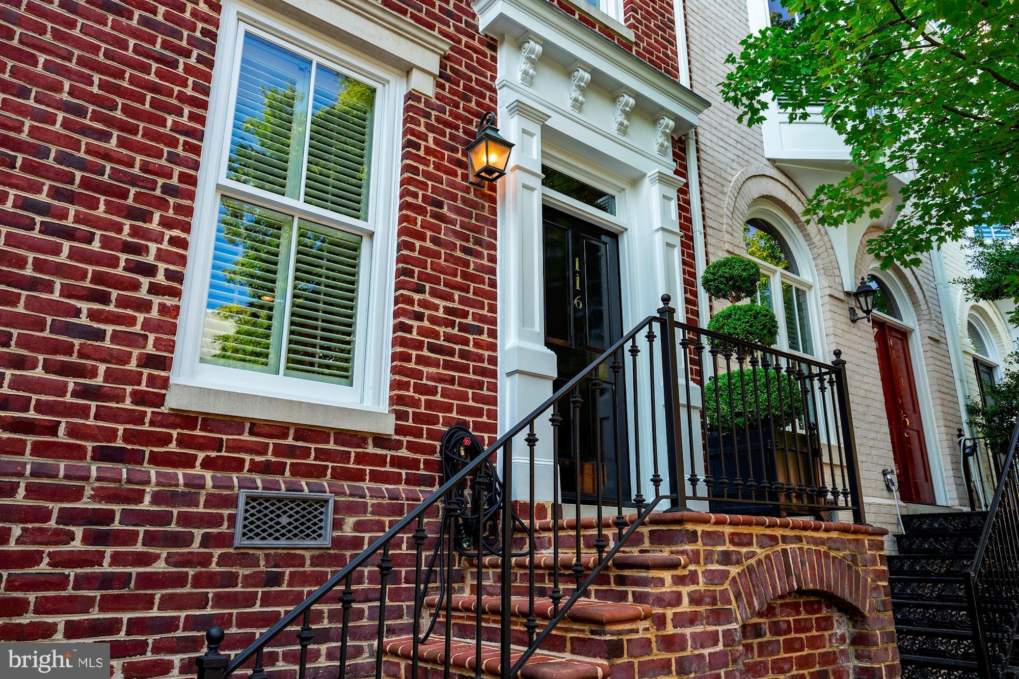 QUEENS ROW - Residential