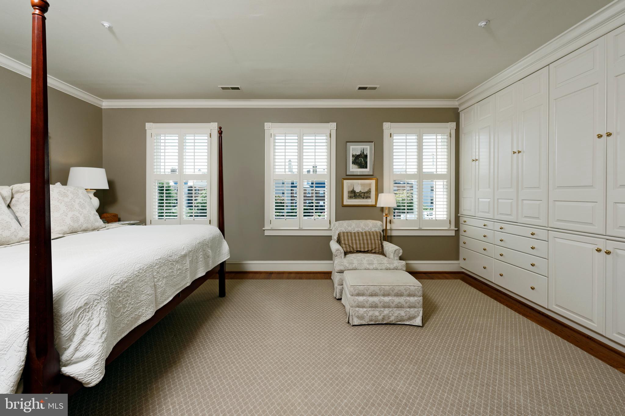 QUEENS ROW - Residential