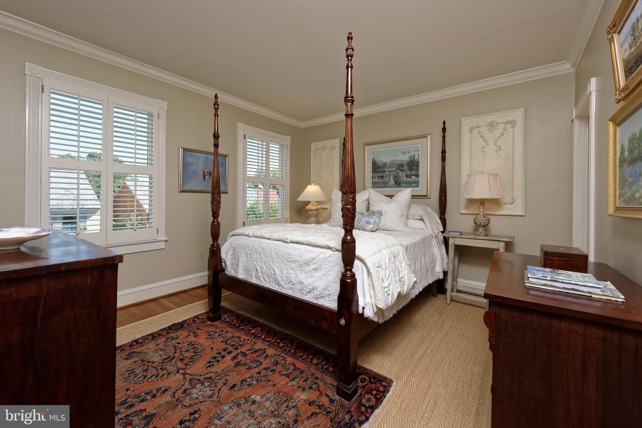 QUEENS ROW - Residential