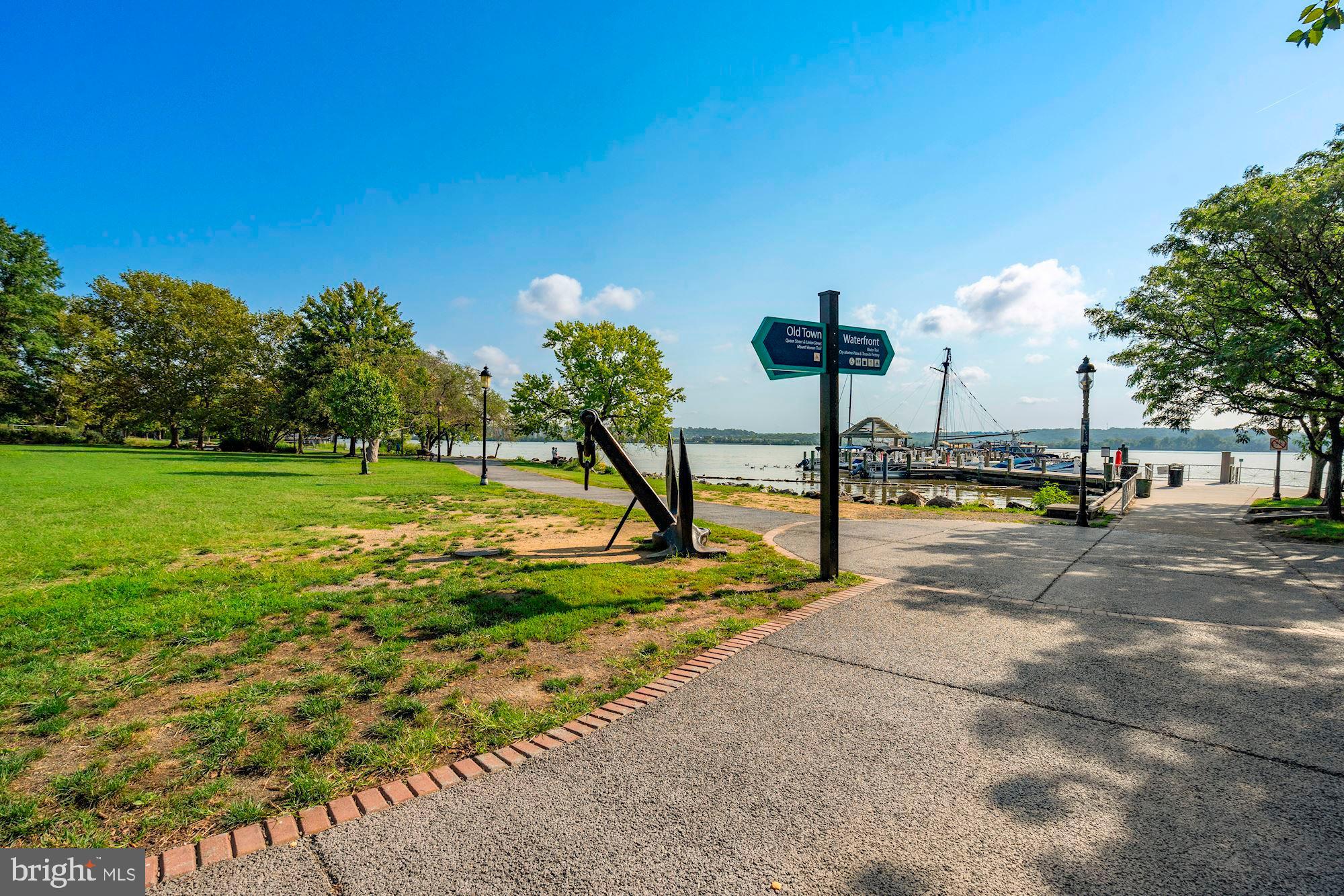 QUEENS ROW - Residential