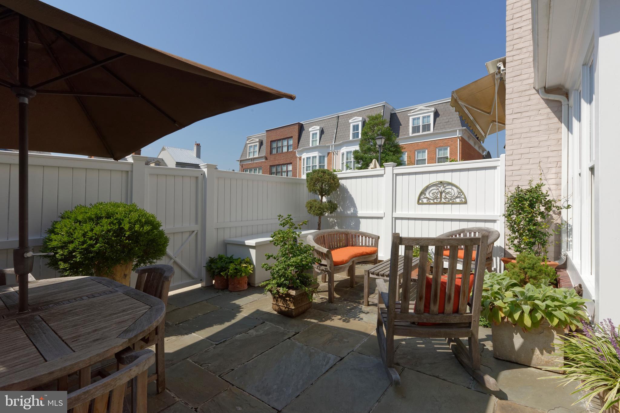 QUEENS ROW - Residential