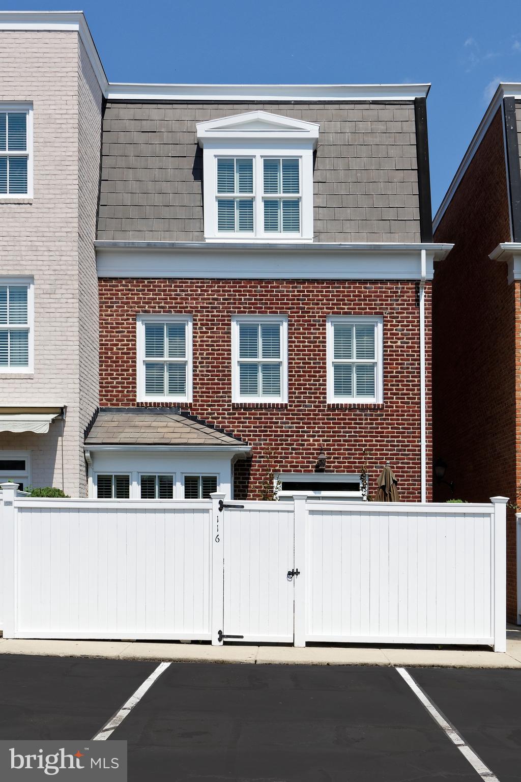 QUEENS ROW - Residential