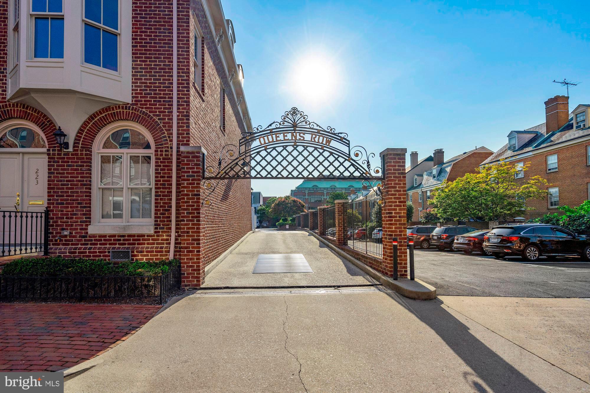 QUEENS ROW - Residential