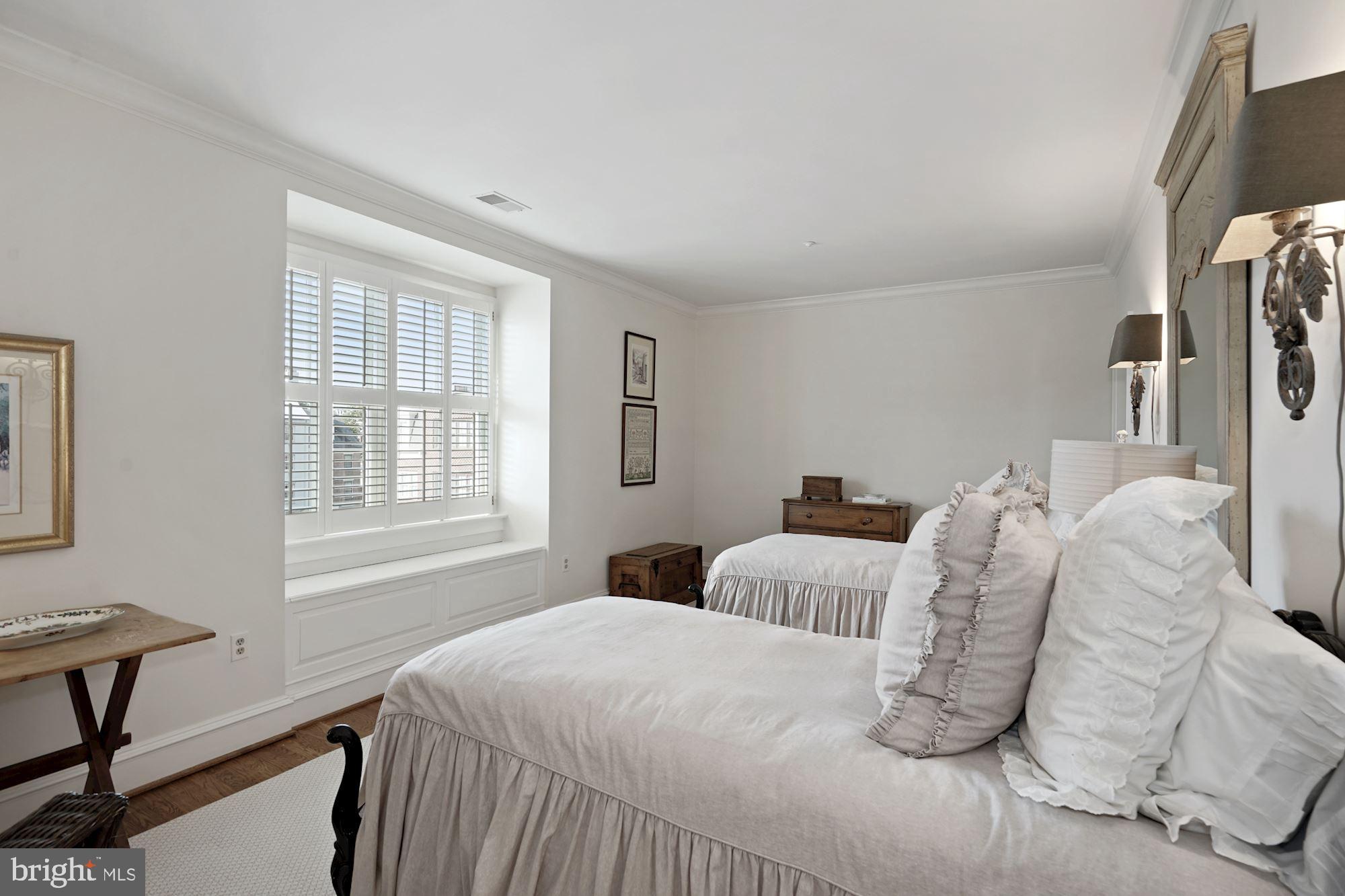 QUEENS ROW - Residential