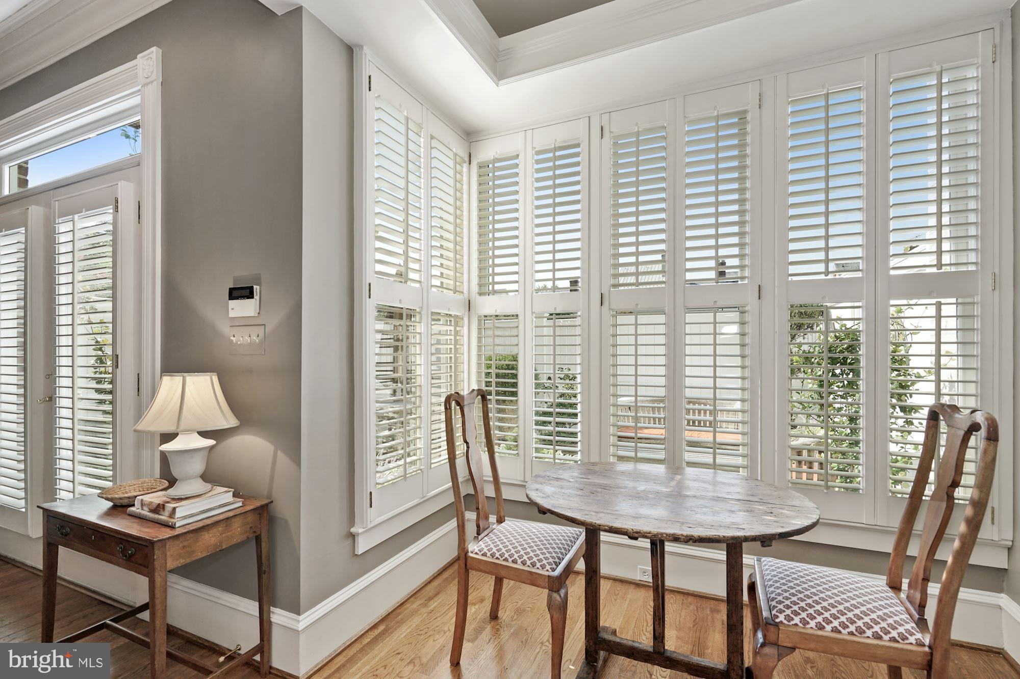 QUEENS ROW - Residential