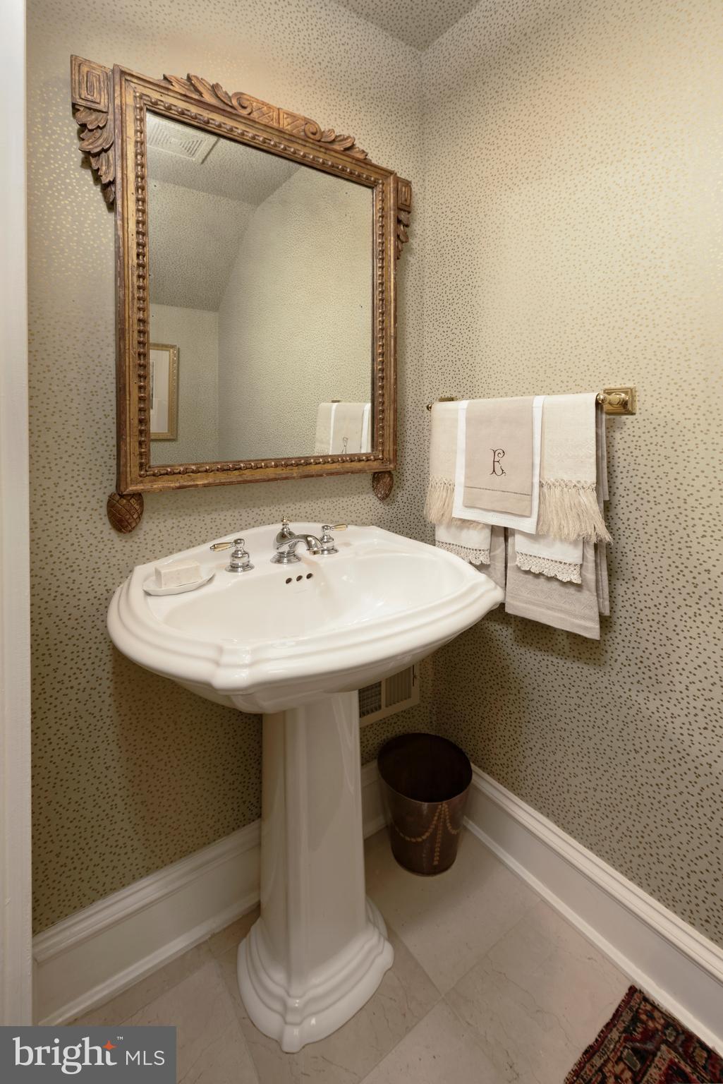 QUEENS ROW - Residential