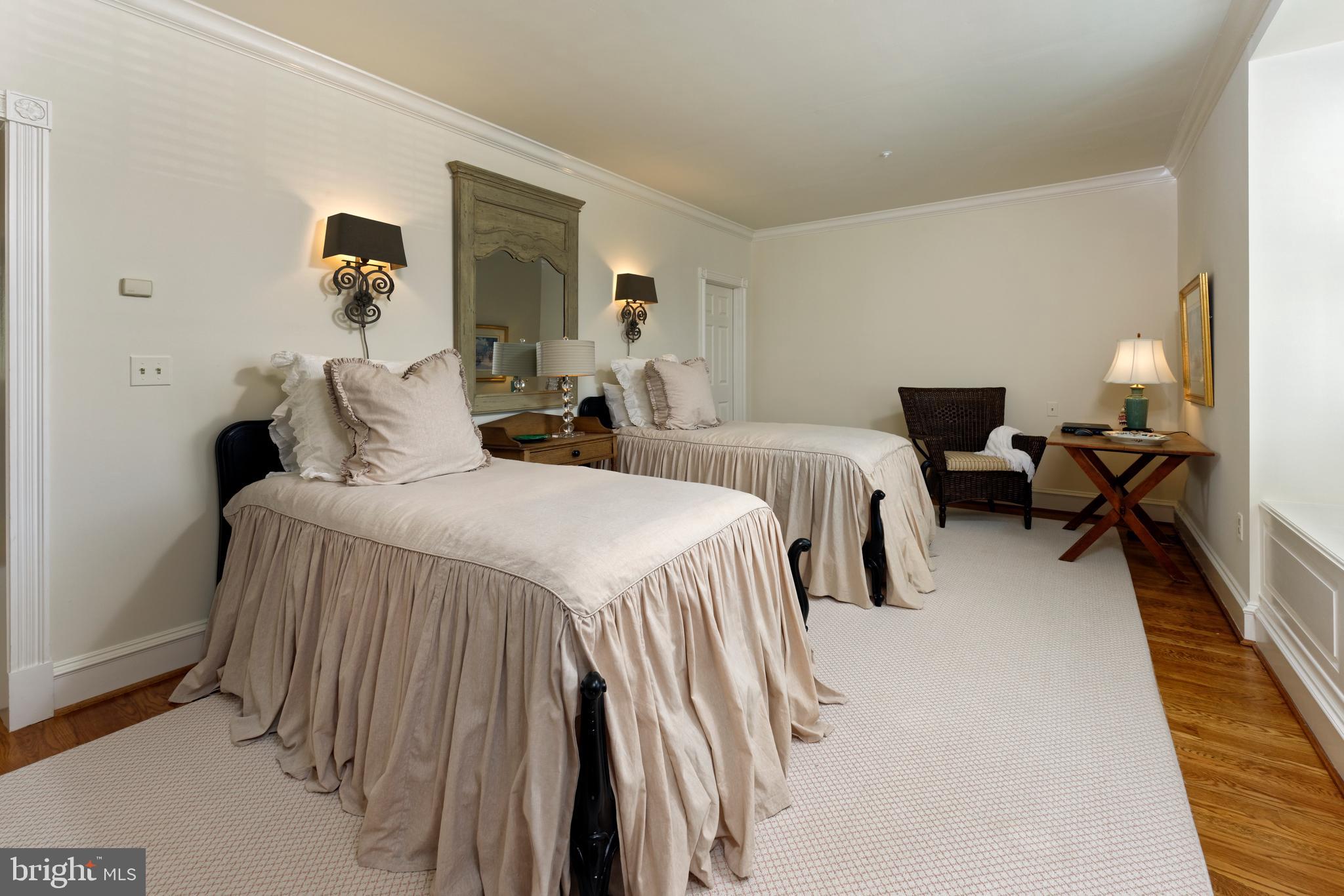 QUEENS ROW - Residential