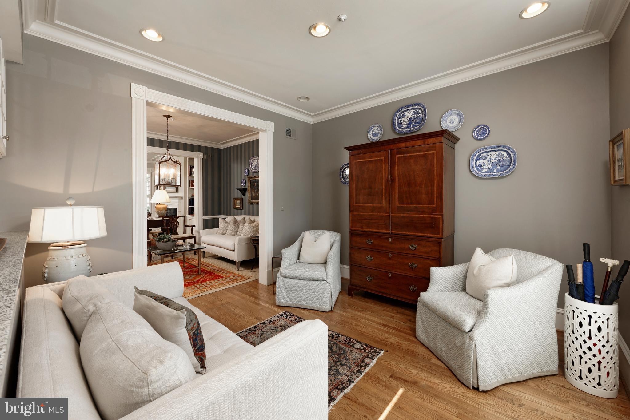 QUEENS ROW - Residential