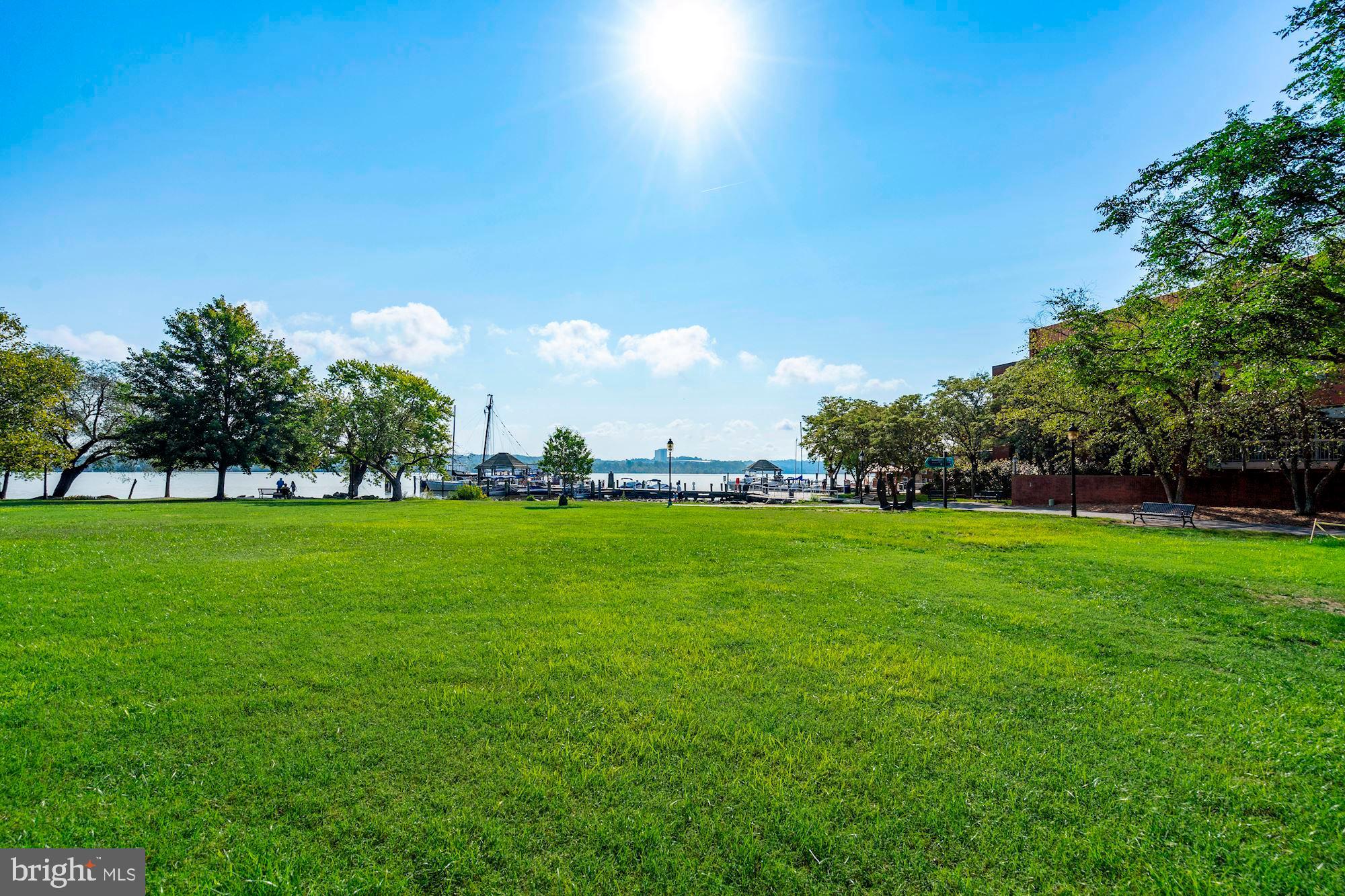 QUEENS ROW - Residential