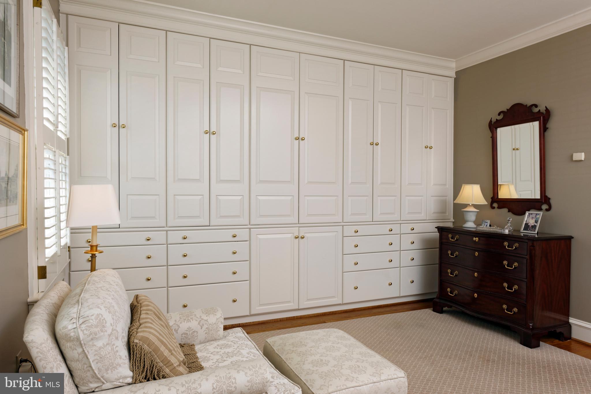 QUEENS ROW - Residential