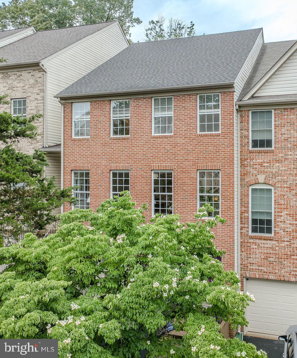 FAIR LAKES COURT - Residential