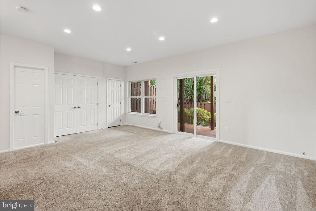 FAIR LAKES COURT - Residential