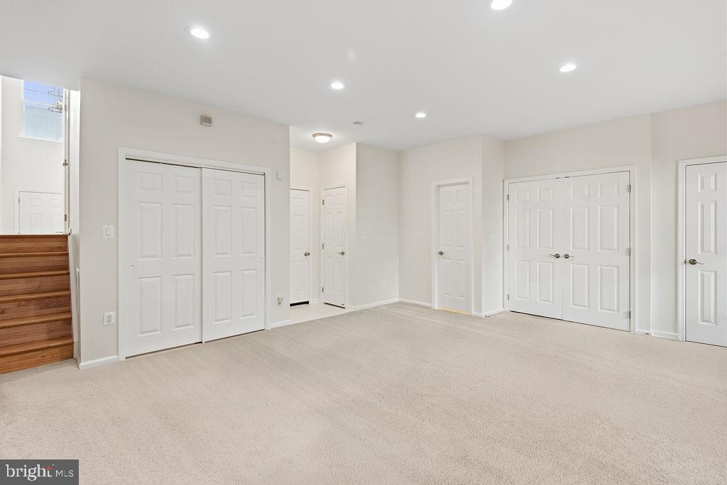 FAIR LAKES COURT - Residential