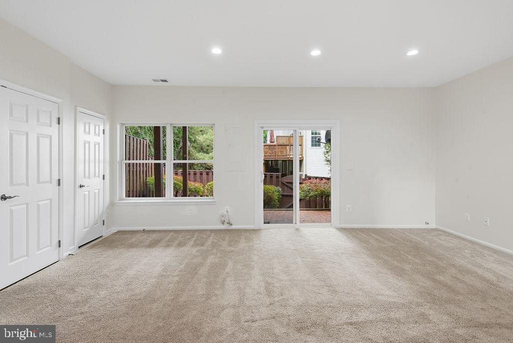 FAIR LAKES COURT - Residential
