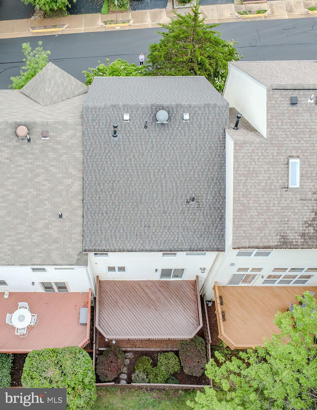 FAIR LAKES COURT - Residential